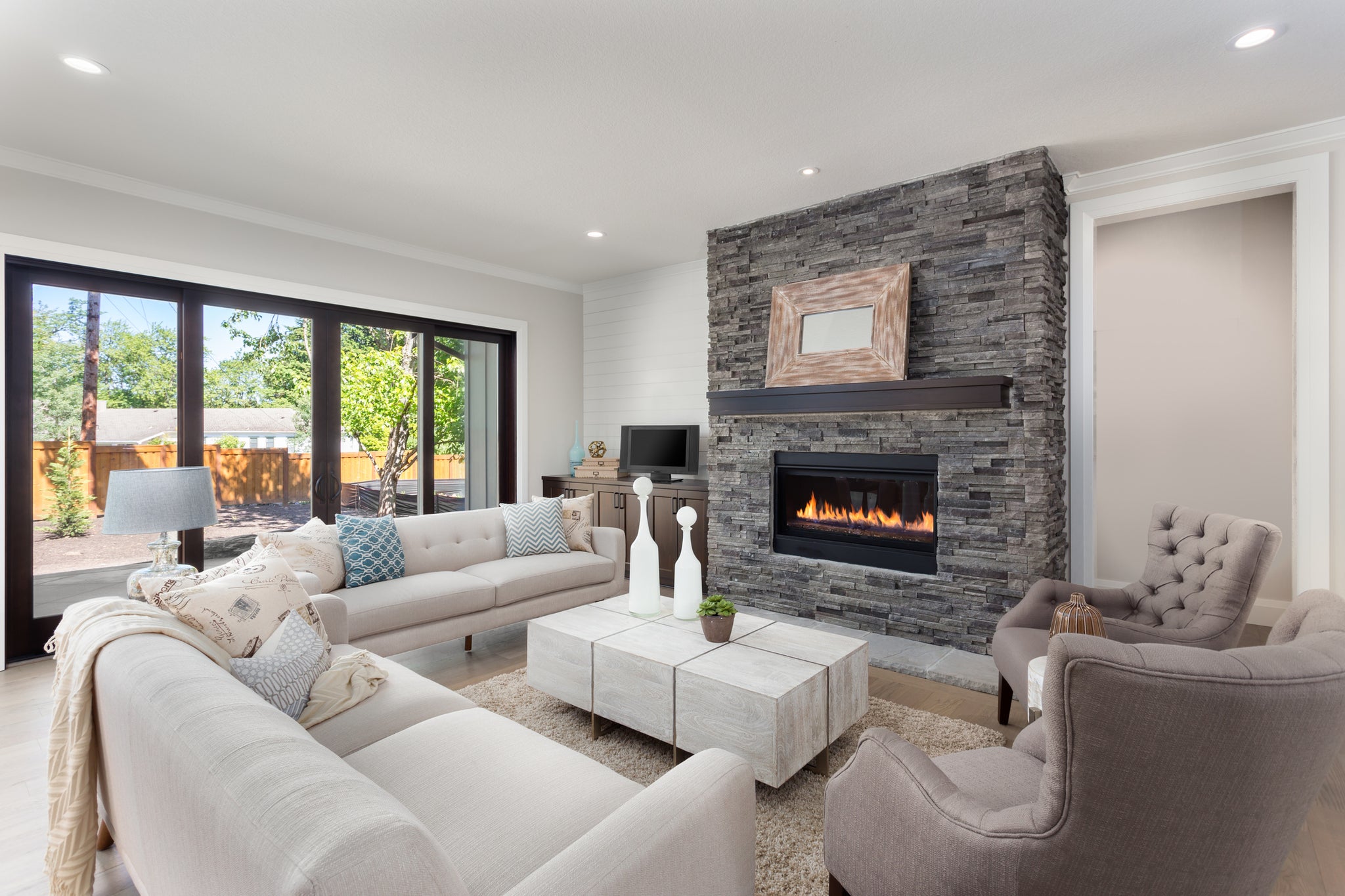 5 Benefits of Outdoor Fireplaces